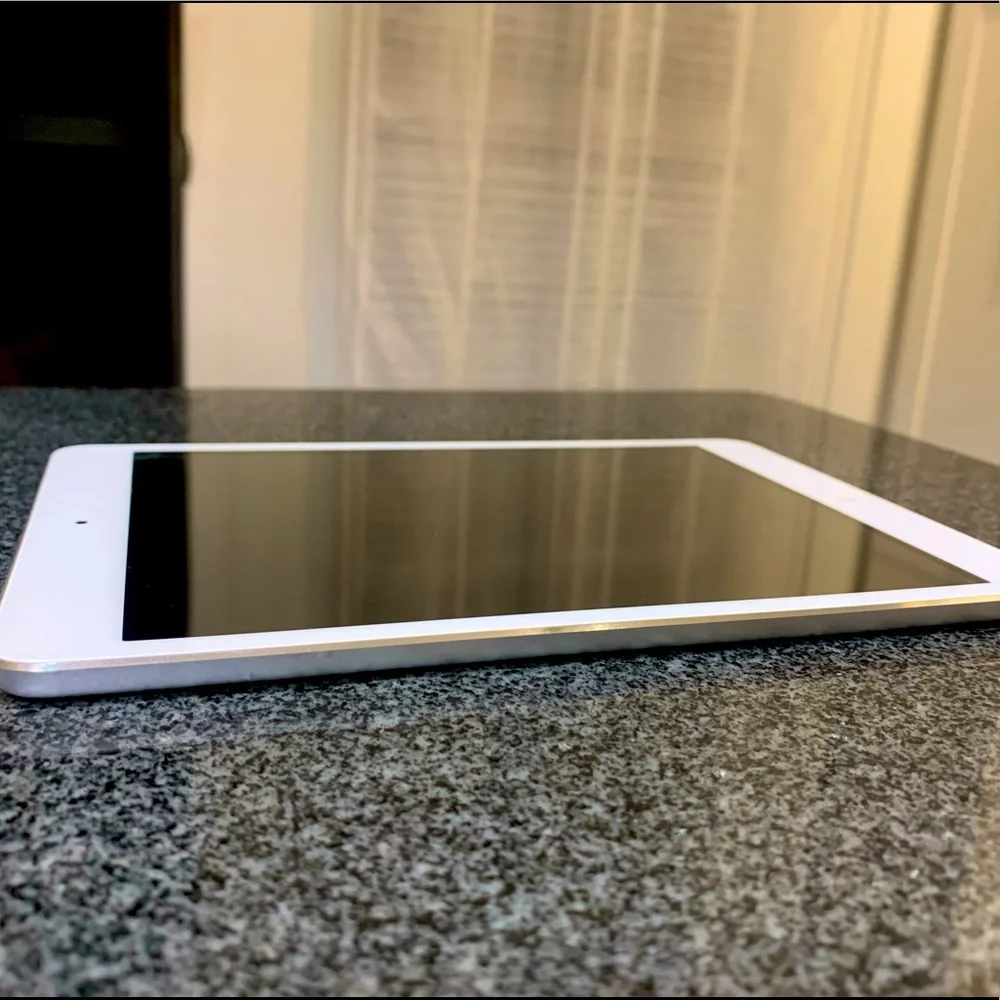 IPad Mini Wi-Fi 16GB White A1432 & Pink Case